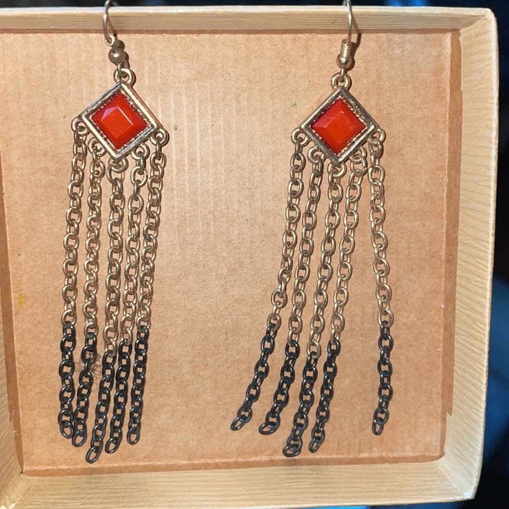 Beautiful tri color dangling chains earring with red stone in the center